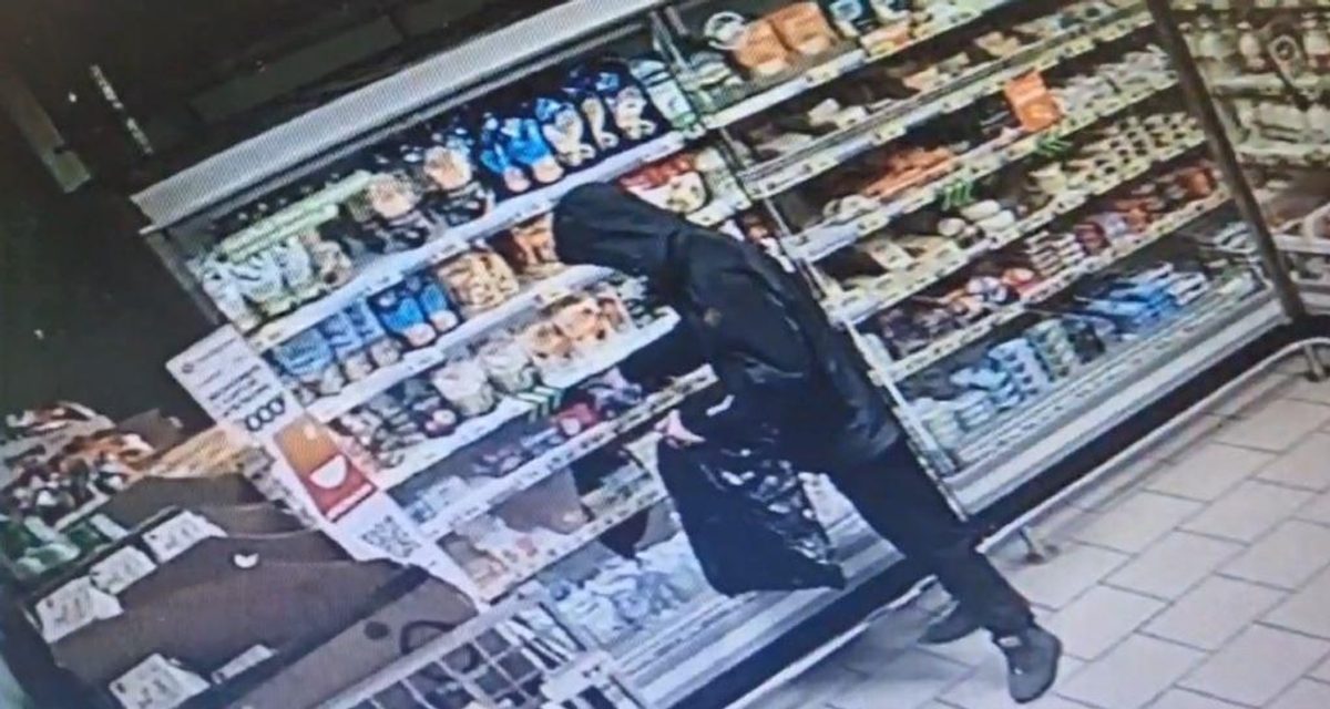Житель Брянска вынес из магазина 85 плиток шоколада после пяти краж