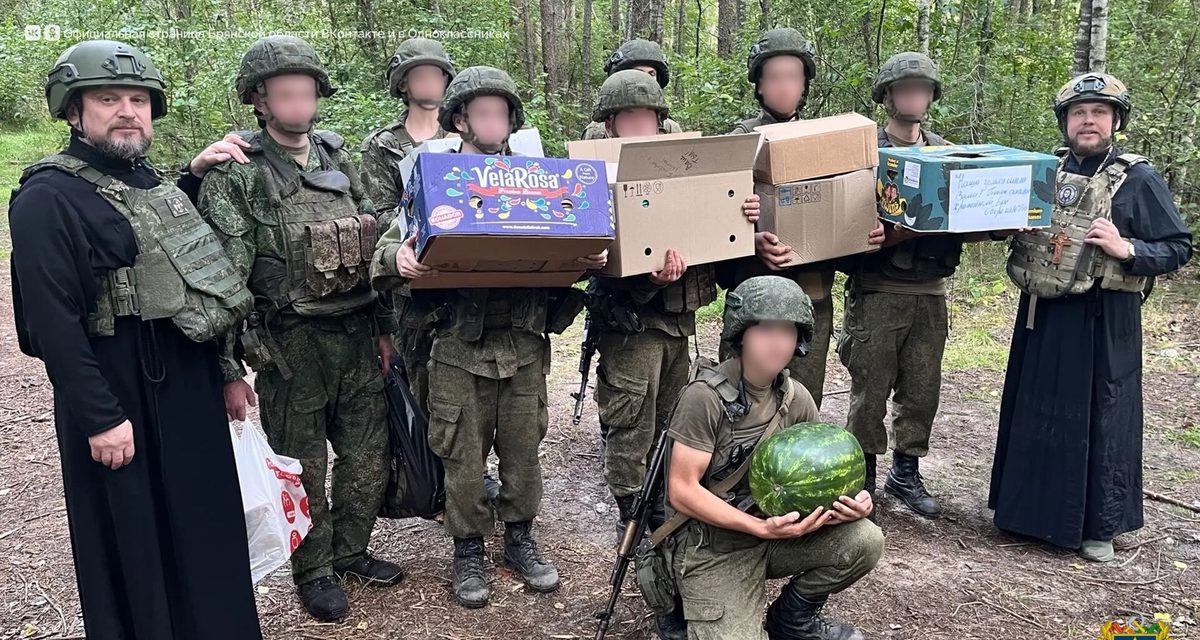 Священники приехали к военным недалеко от линии соприкосновения и привезли домашнюю еду